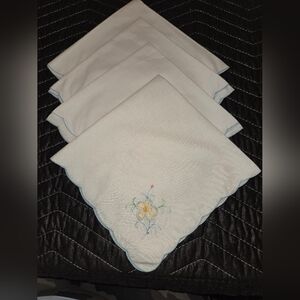 VGUC VTG Lot Of 4 Embroidered Floral Napkins with Blue Trim